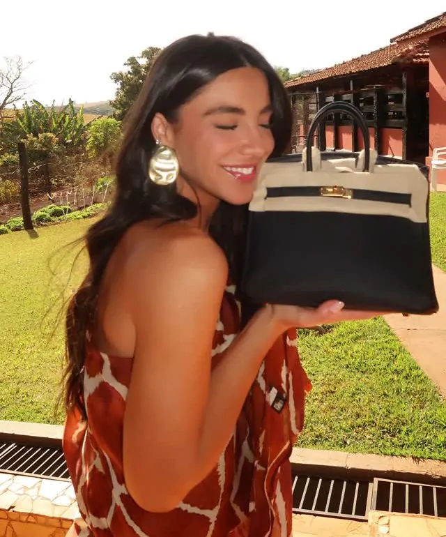 Gabriela Versiani posa com sua nova bolsa de grife