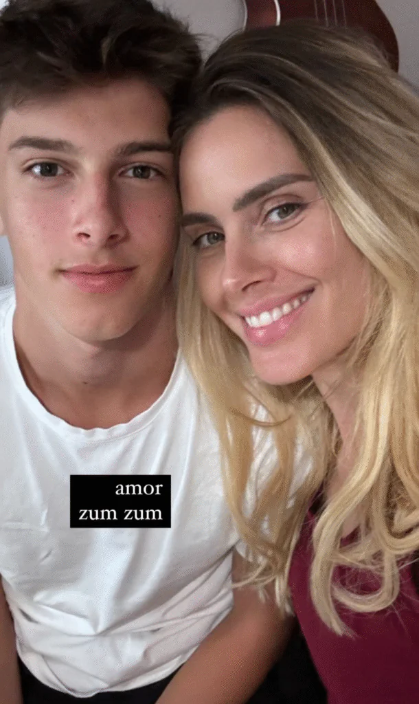 Carolina Dieckmmann e José Worcman, seu filho caçula