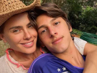 Carolina Dieckmmann e José Worcman, seu filho caçula