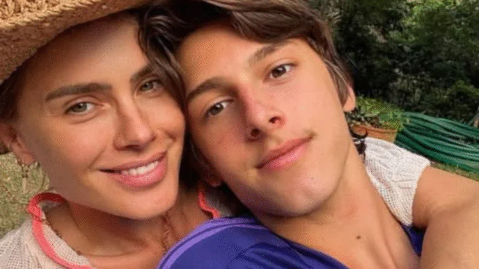 Carolina Dieckmmann e José Worcman, seu filho caçula
