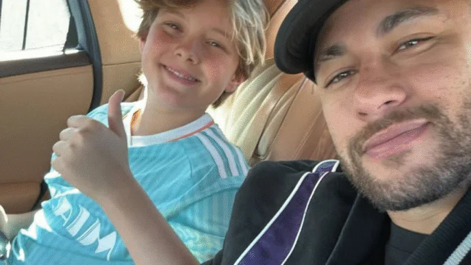 Jogador Neymar e seu filho Davi Lucca