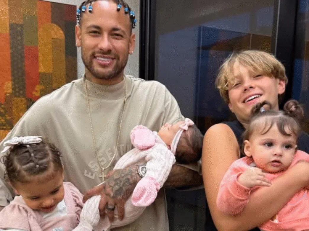 Neymar posa com seus quatros filhos no Dia dos Pais