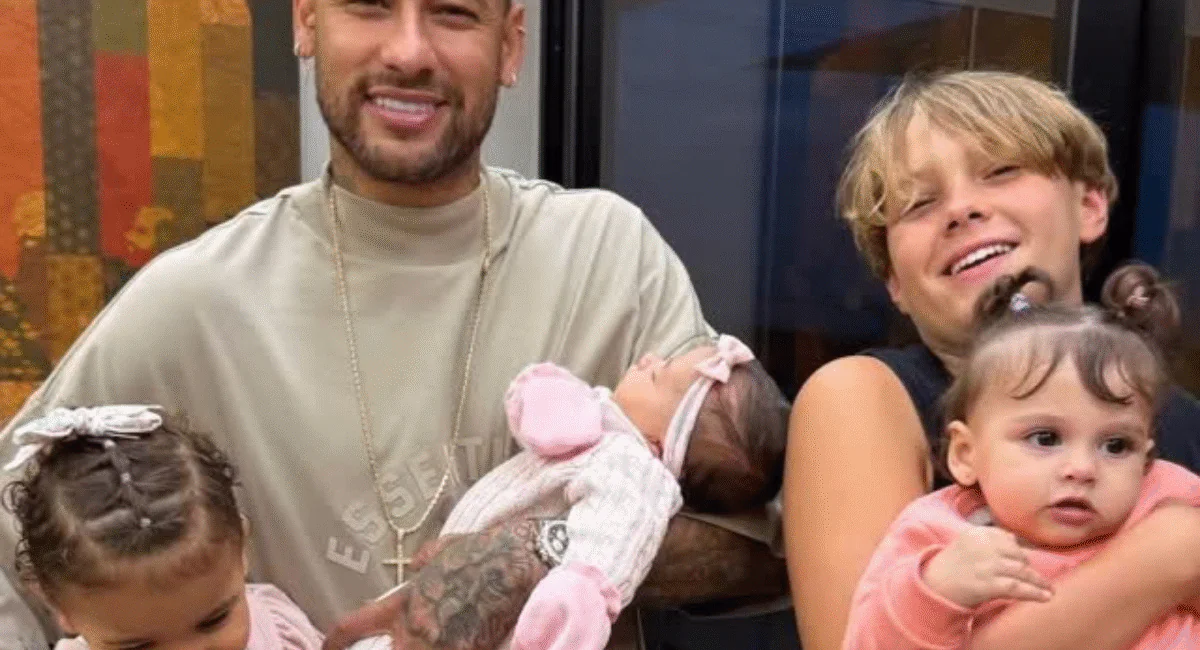 Neymar posa com seus quatros filhos no Dia dos Pais