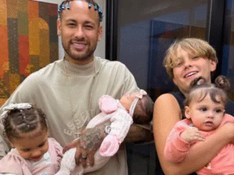 Neymar posa com seus quatros filhos no Dia dos Pais