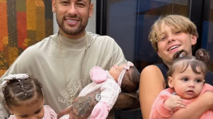 Neymar posa com seus quatros filhos no Dia dos Pais