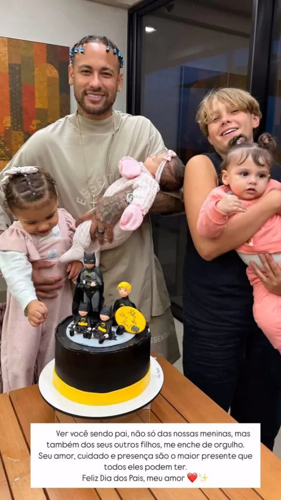 Neymar posa com seus quatros filhos no Dia dos Pais