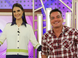 Apresentadores Chris Flores e Leo Dias