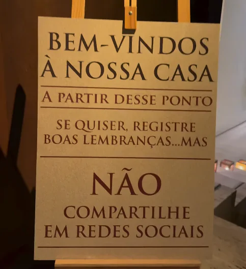Placa na entrada da mansão de Luciano Huck e Angélica