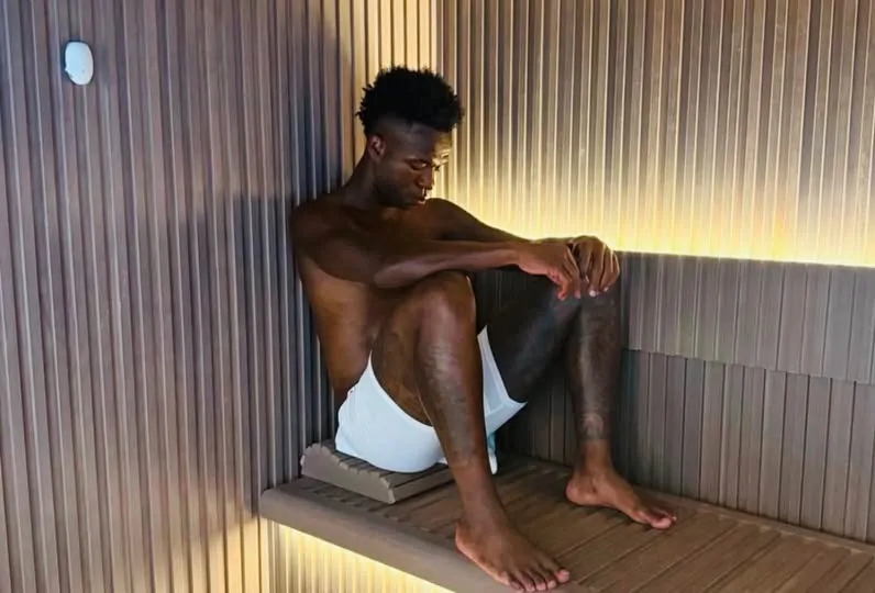 Jogador Vini Jr na sauna de sua mansão