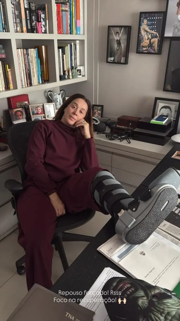 Atriz Claudia Raia com o pé imobilizado após sofrer fratura