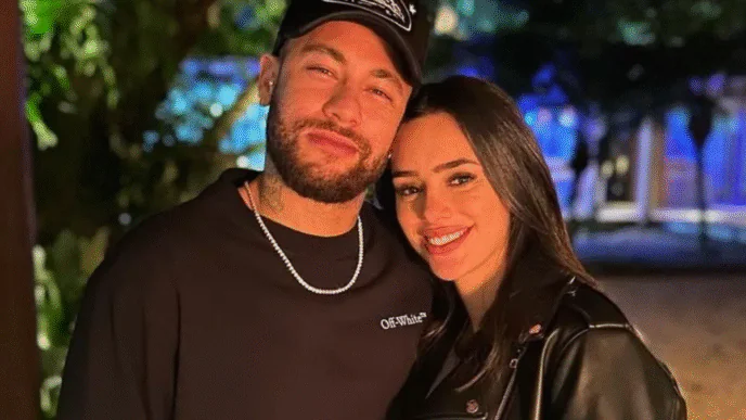 Jogador Neymar e sua mulher, a influenciadora Bruna Biancardi