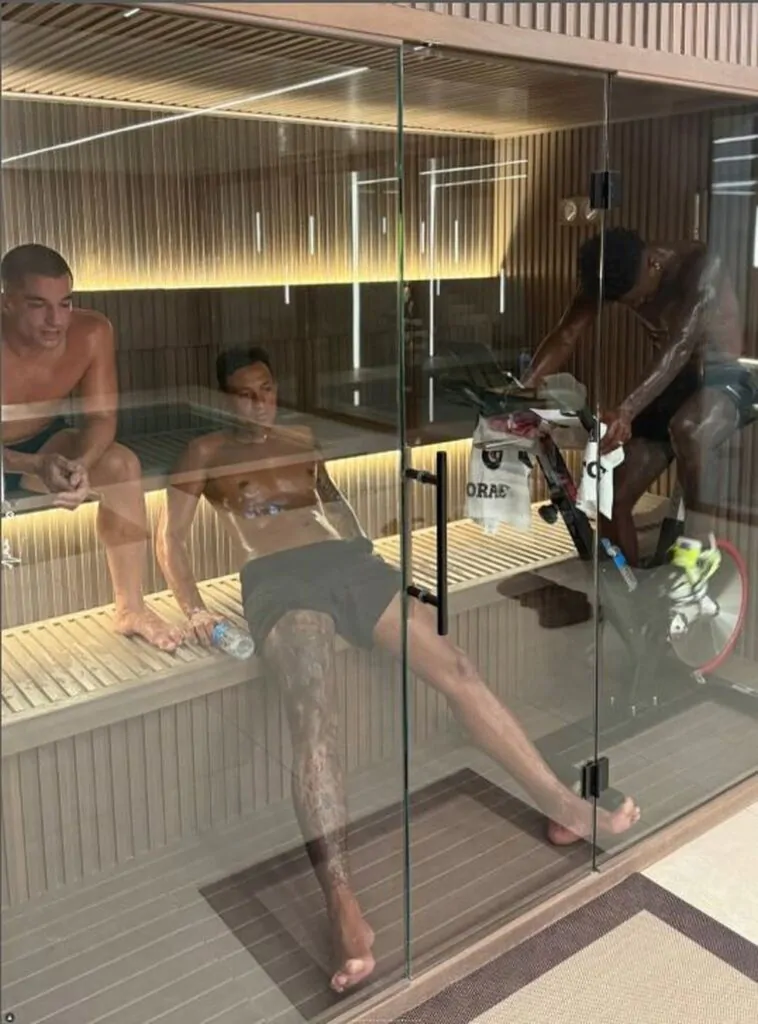 Jogador Vini Jr na sauna de sua mansão com amigos