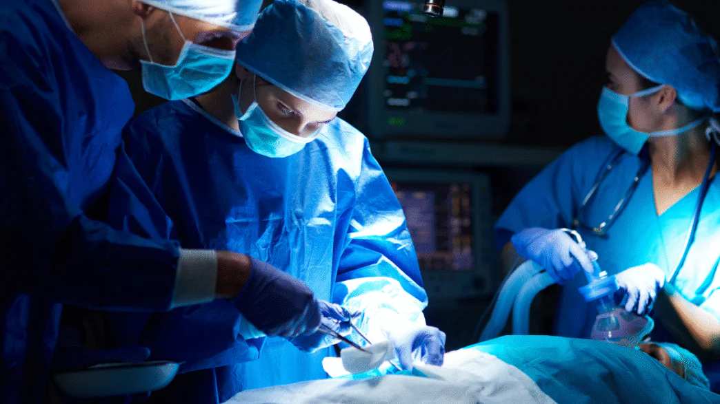 Foto de equipe médica durante transplante, cirurgia em hospital