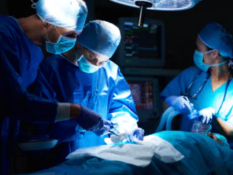 Foto de equipe médica durante transplante, cirurgia em hospital