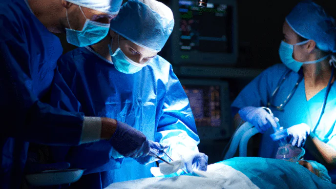 Foto de equipe médica durante transplante, cirurgia em hospital