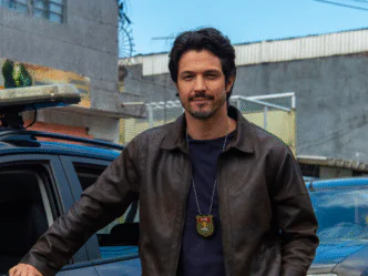 Ator Romulo Estrela com seu personagem na novela Três Graças