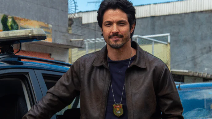 Ator Romulo Estrela com seu personagem na novela Três Graças