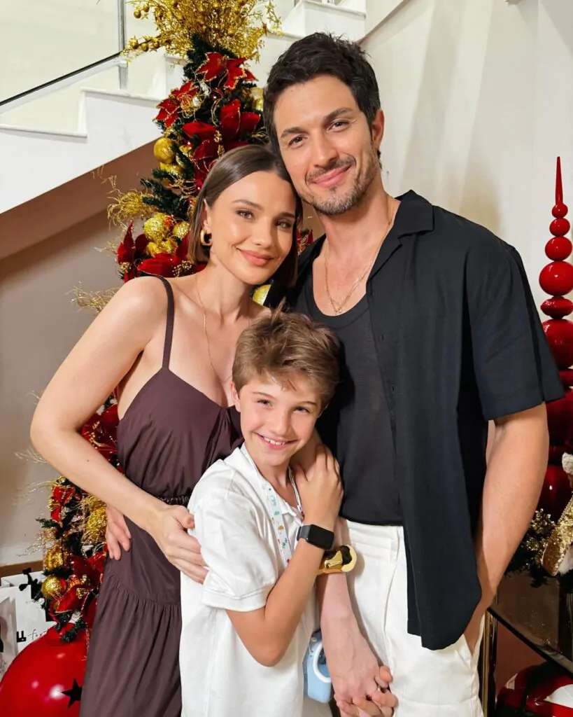 Ator Rômulo Estrela, sua mulher, Nilma Quariguasi e filho do casal