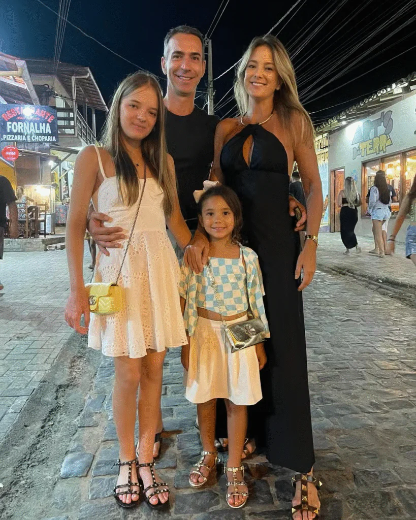 Apresentadora Ticiane Pinheiro com o marido, o jornalista Cesar Tralli, e as filhas, Rafaella Justus e Manuella