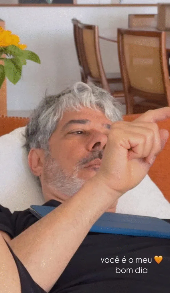 Jornalista William Bonner em foto em casa, deitado no sofá