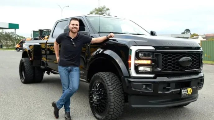 Cantor Zé Neto, da dupla com Cristiano, e sua nova picate, Ford F-450 Super Duty Platinum 2025.