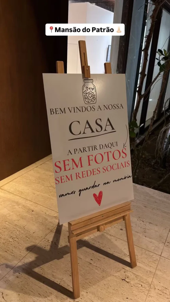 Placa na entrada da mansão de Luciano Huck e Angélica 