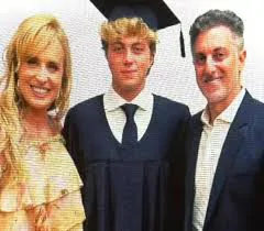 Apresentadores Angélica e Luciano Huck na formatura do filho Benício