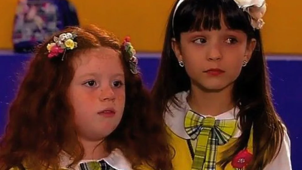 Atrizes Victória Diniz e Larissa Manoela em Carrossel