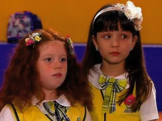 Atrizes Victória Diniz e Larissa Manoela em Carrossel