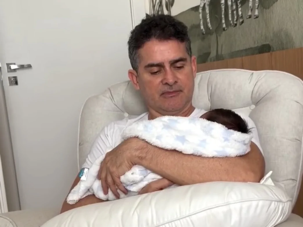 David Almeida, prefeito de Manaus, com o filho