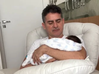 David Almeida, prefeito de Manaus, com o filho