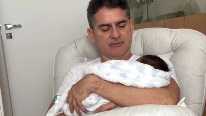 David Almeida, prefeito de Manaus, com o filho