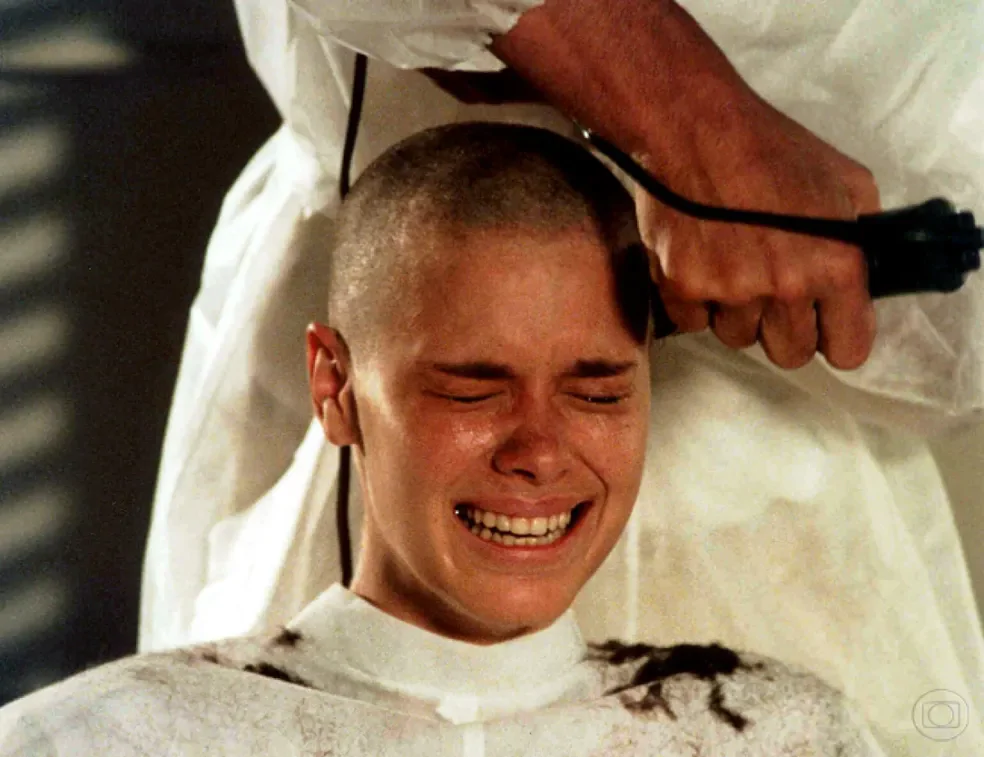 A atriz Carolina Dieckmmann na novela Laços de Família