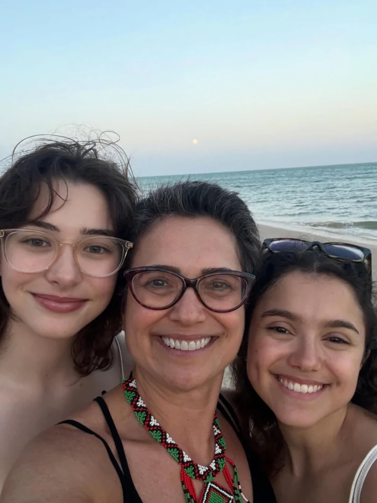 Jornalista Sandra Annenberg, a filha Elisa Paglia e da nora, a atriz norte-americana Karlie Jo Dickinson