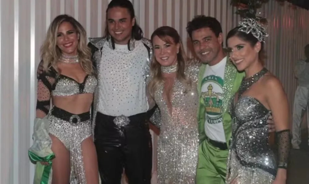 Zezé Di Camargo e Zilu Godoi em foto junto com os três filhos que têm juntos