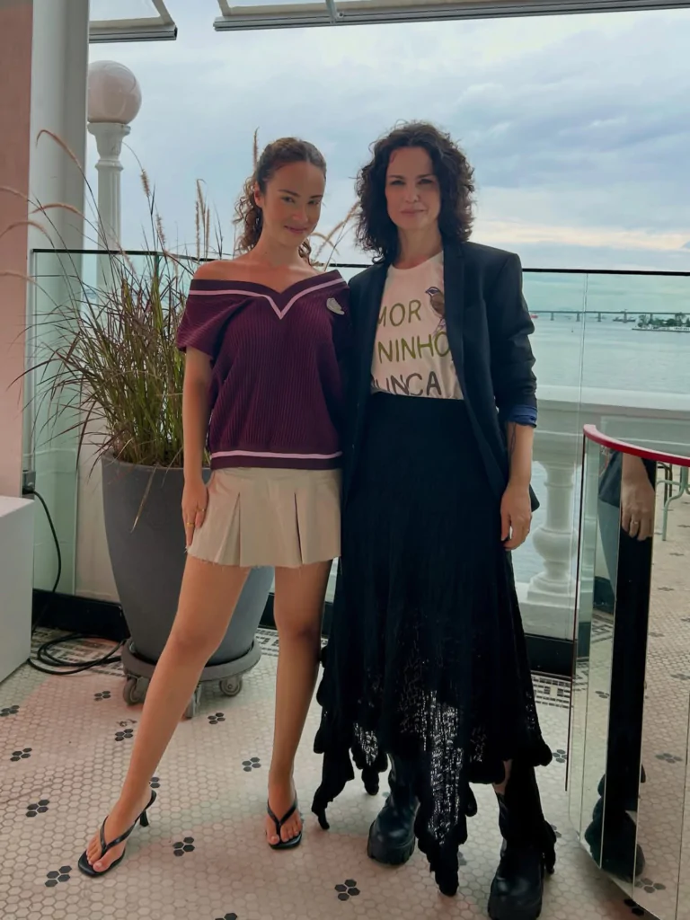 Atriz da Globo Carolina Kasting com sua filha, Cor