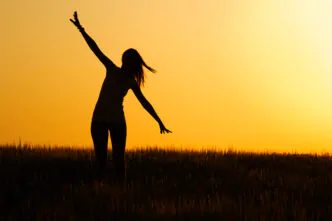 Foto de silhueta de mulher genérica