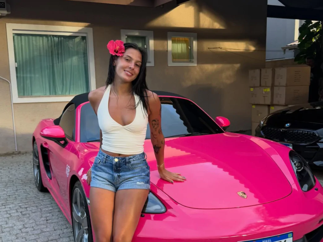 Ana Castela posa com Porsche