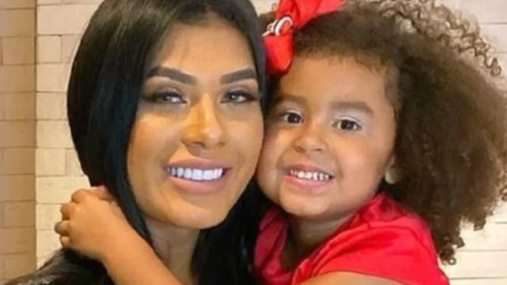 Cantora e ex-BBB Pocah e a filha Vitória