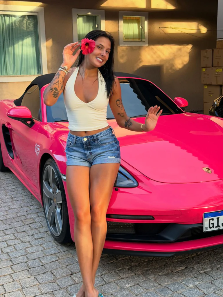 Ana Castela posa com Porsche