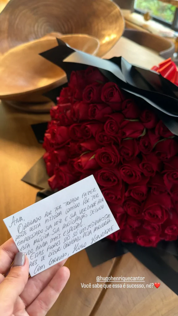 Cantora Ana Castela mostra buquê de flores que recebeu