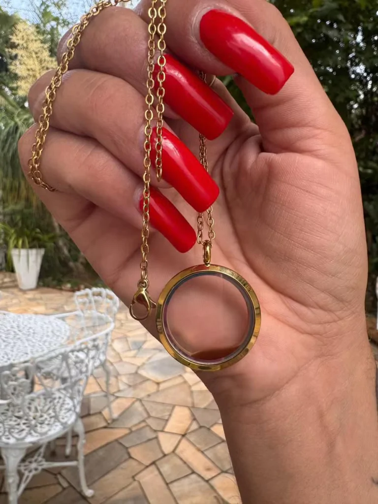 Colar com sangue de menstruação dado por Andressa Urach ao marido